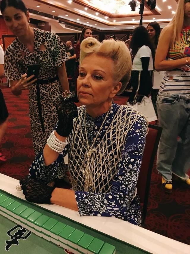 在唐人街的中餐馆打麻将，中式旗袍和解构西装完美结合，打造最中