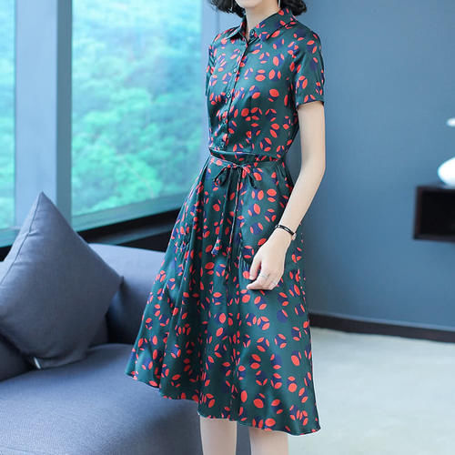 40岁女人这样穿才高雅！“素雅裙＋平鞋”，高贵大方超时尚