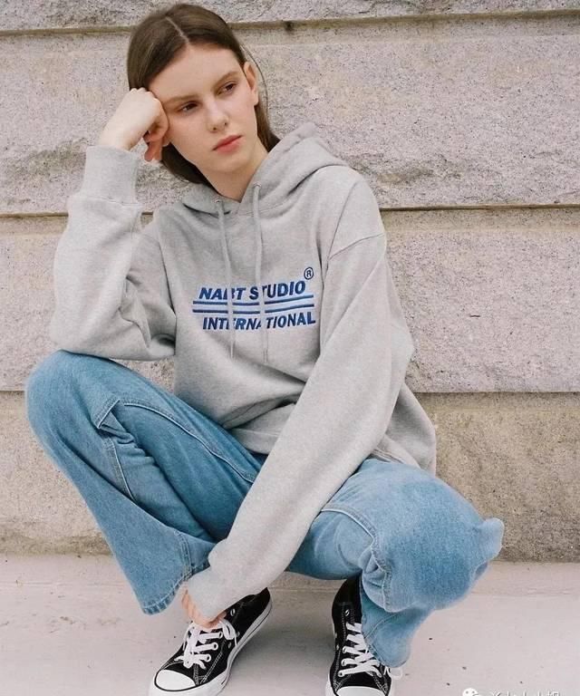  漂亮：时尚街拍示范性，这25套连帽卫衣穿衣搭配，究竟漂亮在哪儿？