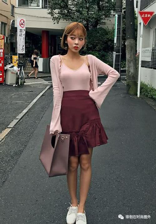 妹子在日本穿成这样?木耳边短裙不要太性感哦
