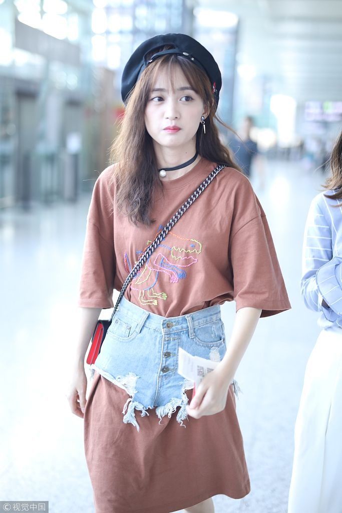 黄婷婷超短牛仔裙当腰封潮味十足 戴贝雷帽甜美少女风养眼