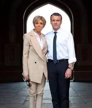 法国第一夫人告别“鸡窝头”，新发型年轻精致，出场惊艳马克龙!