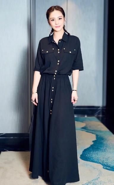  「呈现的更」阿娇终于穿对了，黑色V领连衣裙至少显瘦10斤，终于信是110斤了