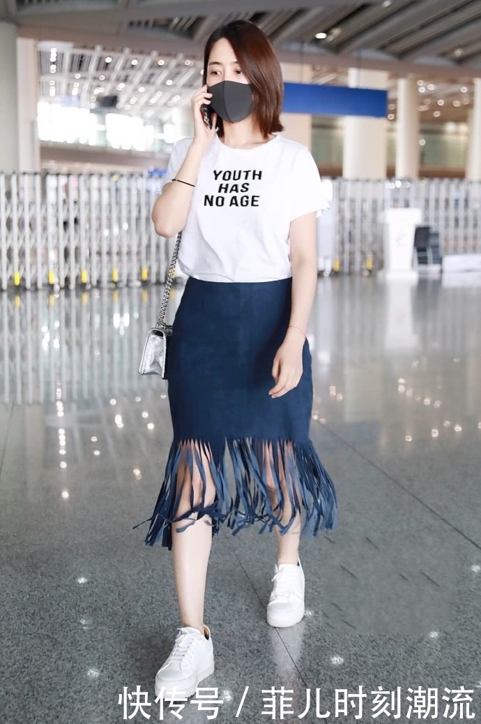 马苏现身机场，一条九分裤穿出小短腿，腿缝宽到能放下一个拳头！