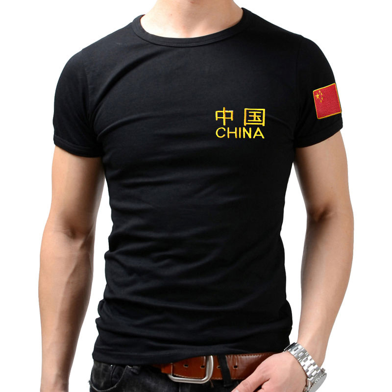 八一建军节将至!退伍老兵纷纷换上改良式“军装”,照样英挺峻拔