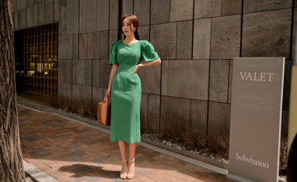 头条女神孙允珠，青松柏木夏日绿茵灯笼袖礼裙