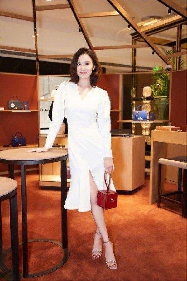 看了宋佳的腿，女人都要怀疑人生，网友：谁能娶到她真是赚大了！