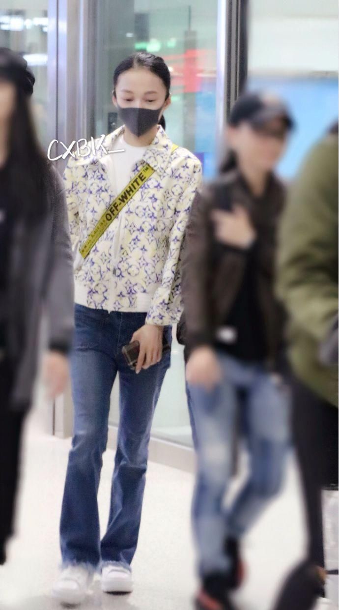 还在嫌弃张韶涵这一身穿的丑，可能你一辈子都买不起这衣服!