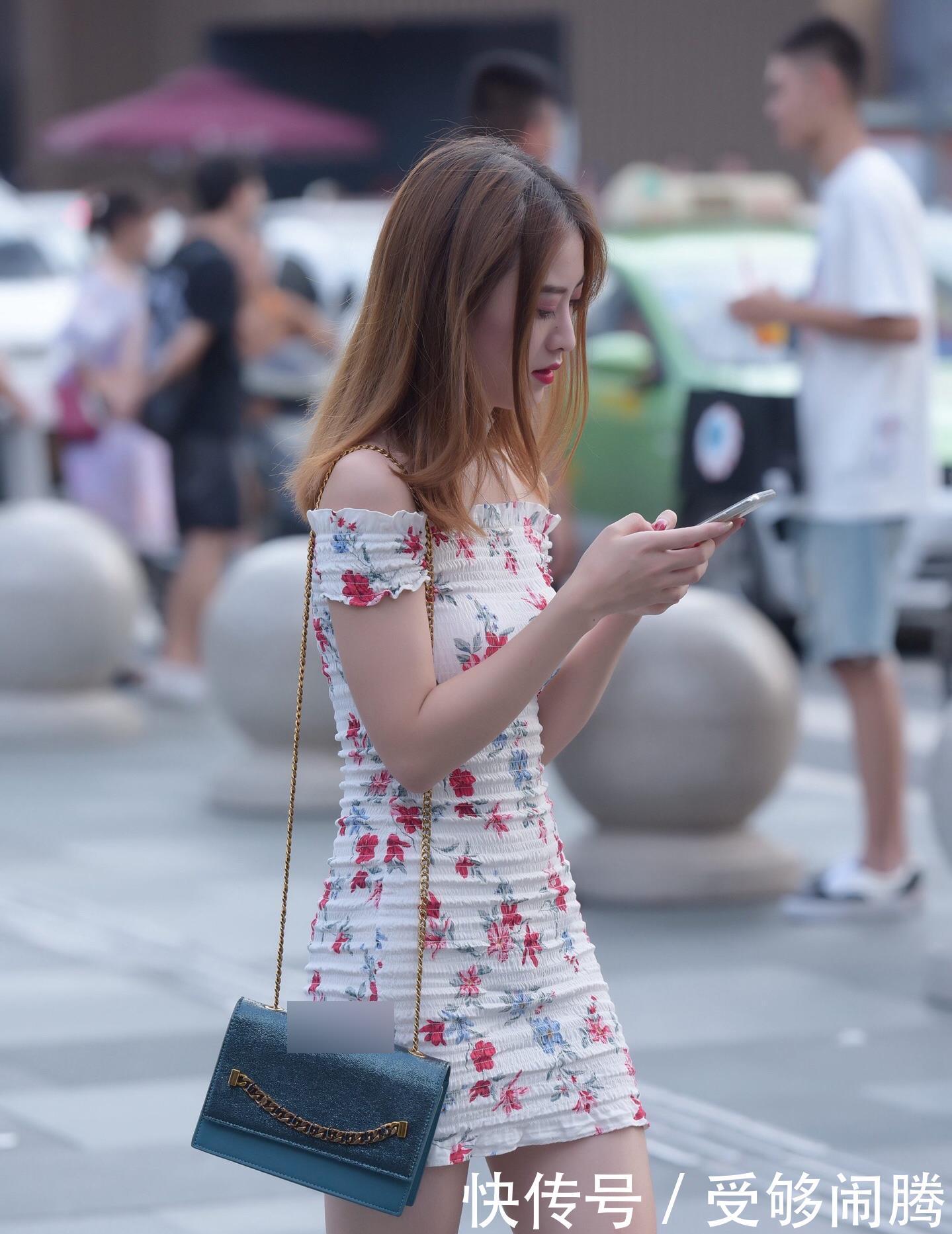 「 紧身」穿出清新女人味，露肩紧身短裙