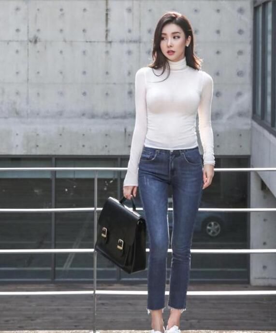 牛仔裤在视觉上拉长身材,凸显纤瘦的身段,让美女更加自信