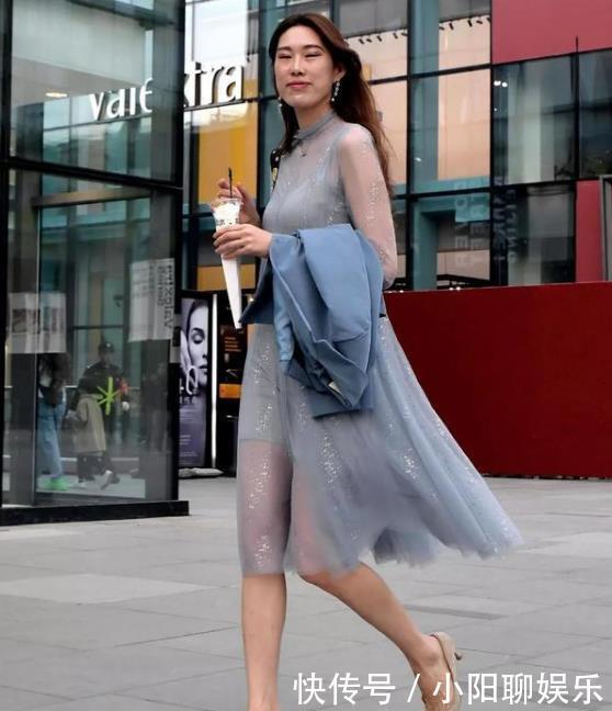  「搭配」街拍：身材苗条的美女，一条浅灰色的连衣裙，女神魅力十足