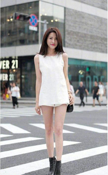 小美女|街拍:小美女身穿紧身牛仔裤,细腰长腿,就是有魅力
