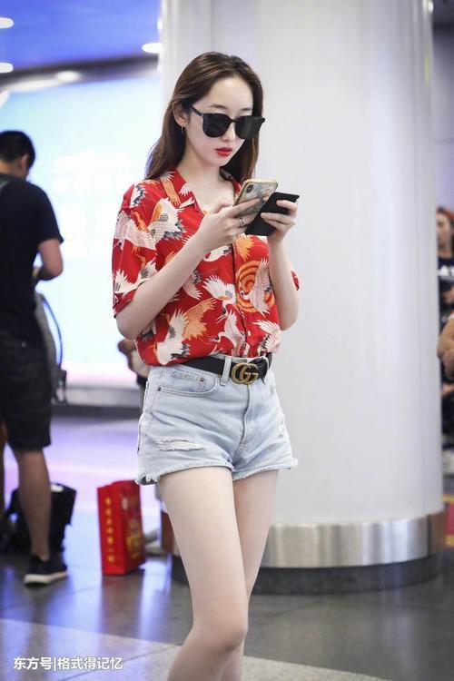 蒋梦婕长出名了，这么短的热裤硬要穿，网友：腿长一米一我都信！