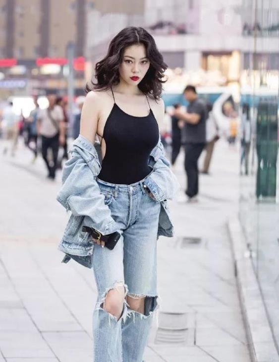 『紧身裤』街拍美女身材高挑的时尚紧身裤小姐姐,彰显不俗穿搭品味