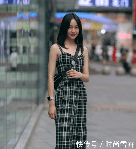 街拍: 美女时尚穿搭, 彰显青春活泼, 凸显窈窕身材!
