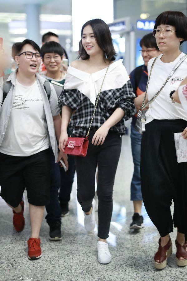 分手之后的马思纯清减了不少，领口太大，差点掉了!