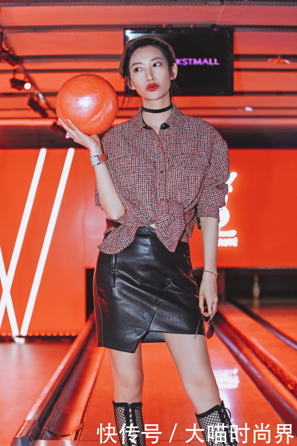 温雅穿阔腿裤现身，暴露一双惊艳长腿，网友：180身高我信了！