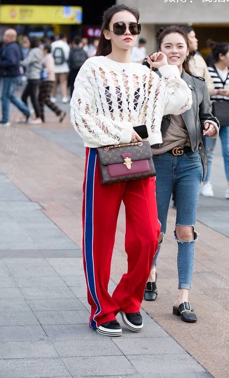 小姐姐们穿运动装彰显动感时尚，她们青春活力的身姿彰现女人味