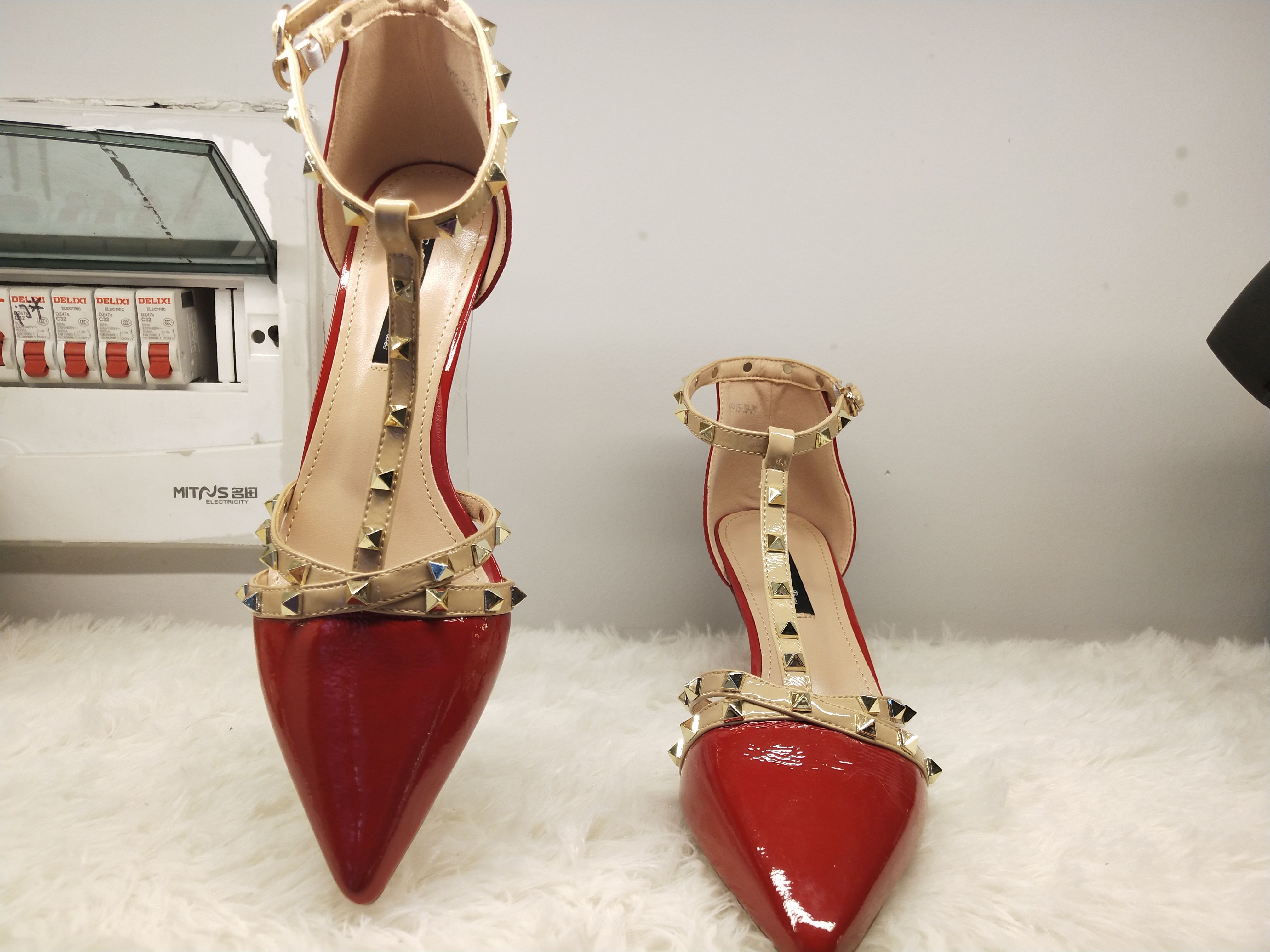 女神的鞋柜，没有几双尖头高跟鞋，你也敢自称女神?