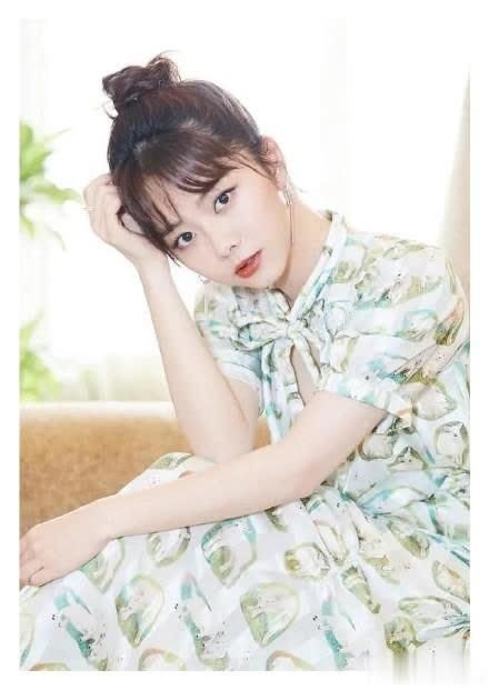  『纷纷』出门拍照，明星们纷纷穿上碎花裙了，你怎能没有呢？