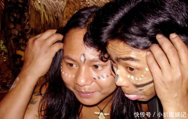 这个部落女性地位尊贵，男性被藏在树上的木屋内，“交流”靠竹竿