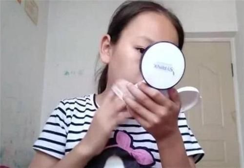 【小时】年仅15岁小女孩,出门前化妆要1小时,自称“简妆”:别人耗时更长