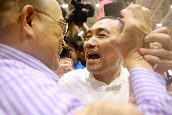 苏贞昌从对手变长官 一张图看侯友宜的心情写照