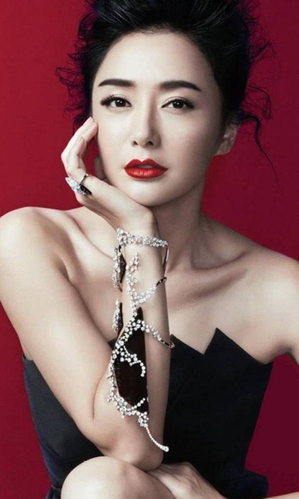 秦岚的性感性感迷人照，图一高贵典雅，最后一张看了移不开眼睛！