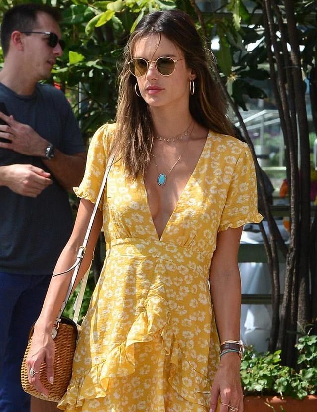 安布罗休现身海滨小镇，穿连衣裙秀苗条身材，展示风韵犹存的美