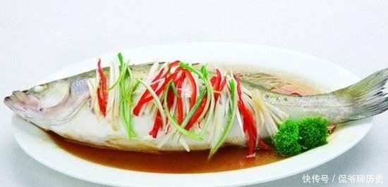 食材:做清蒸鱼,先放蒸鱼豉油还是先淋油顺序弄错了,难怪鱼肉腥味重