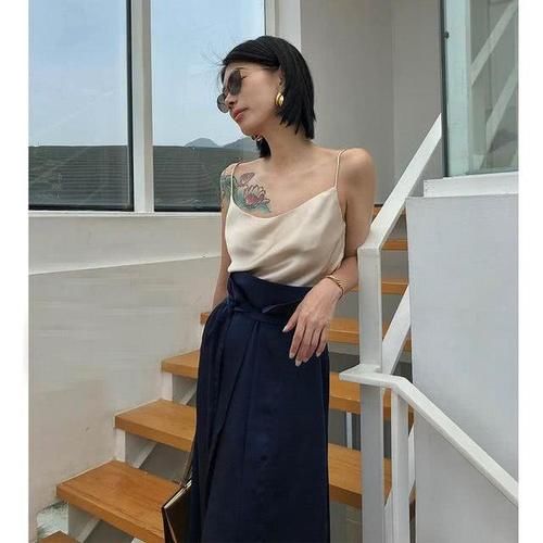 性感挂脖吊带背心,轻熟气质出街