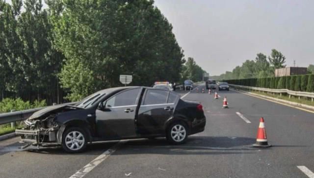  [车道]高速上爆胎，应急车道换胎被扣6分，车主：应急车道是摆设