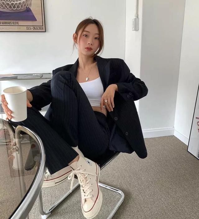  「春天」西装+吊带，春天这样穿太气质了！