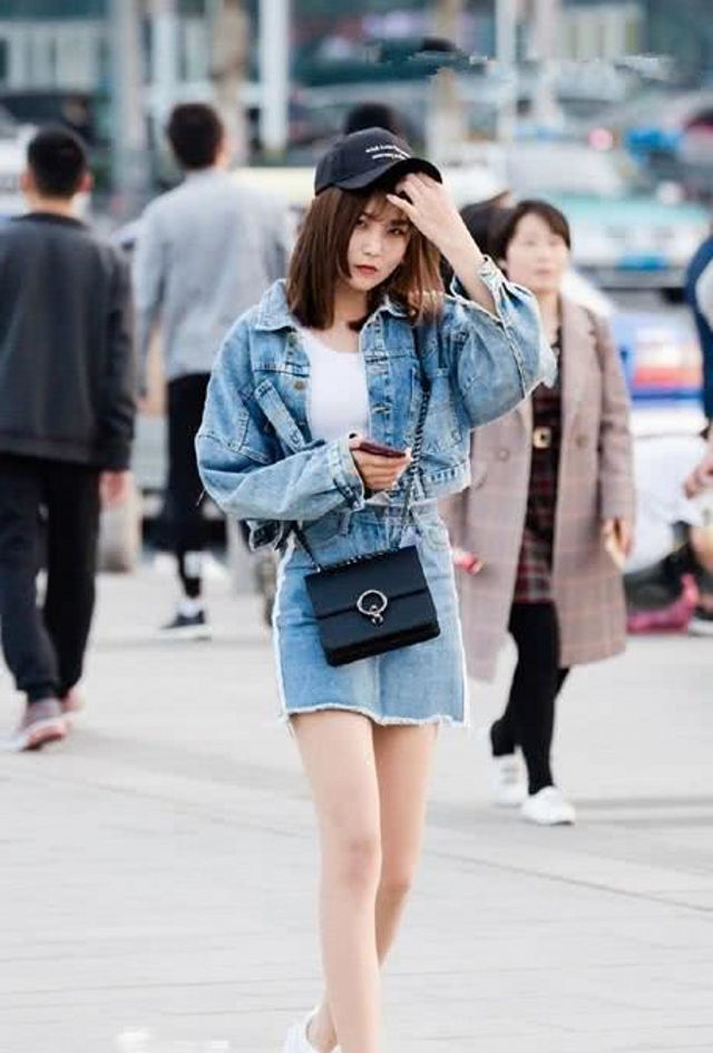 「美女」路人街拍,美女很懂时尚,穿黑色的一字肩连衣裙,充满着魅力