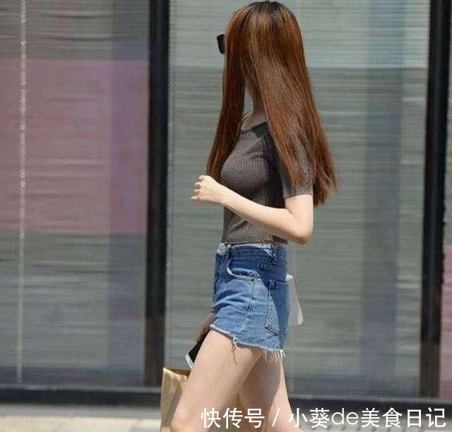 『美女』街拍:小姐姐穿着紧身运动裤,清纯活泼的气息,尽显运动美感