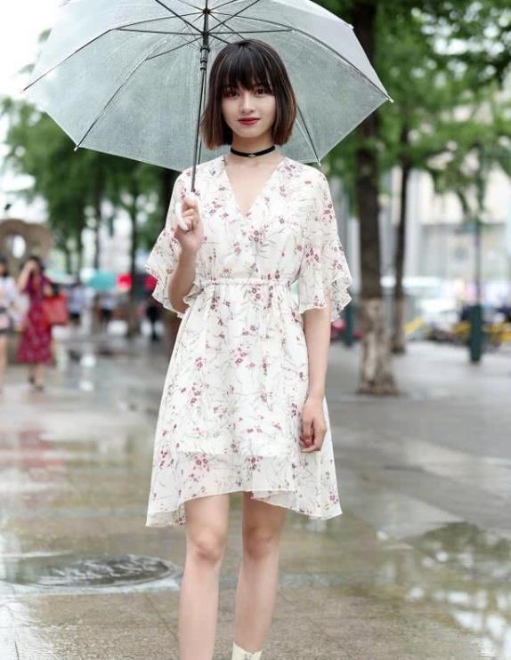 『设计』街拍美女曼妙身材的小姐姐,吊带裙的穿搭,增添女神范儿