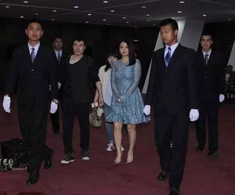 李湘与张柏芝，同穿红色印花连衣裙，差别有点大？