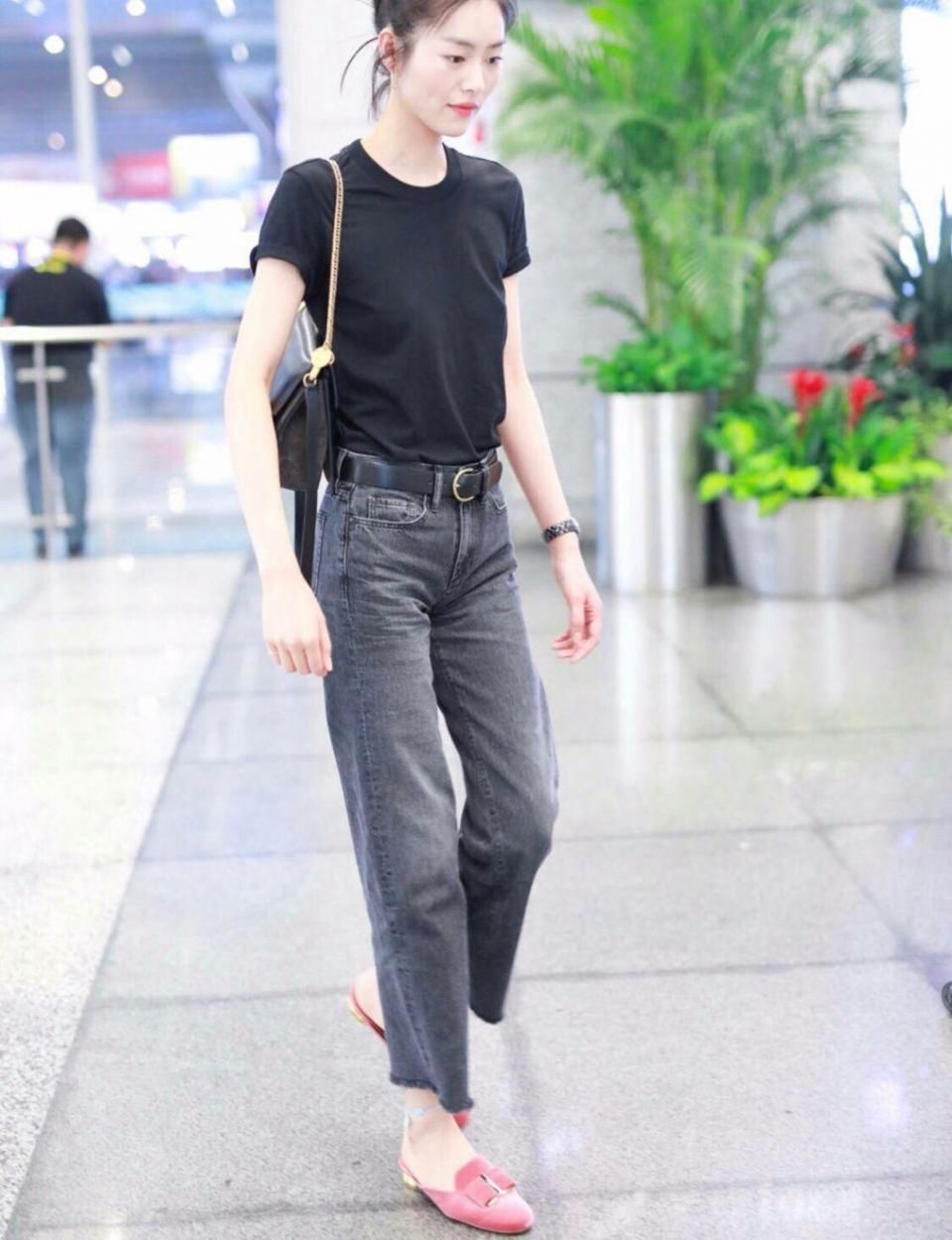 刘雯才是真的衣架子,别人穿起来显肚子的裙子,她穿上有蚂蚁腰!