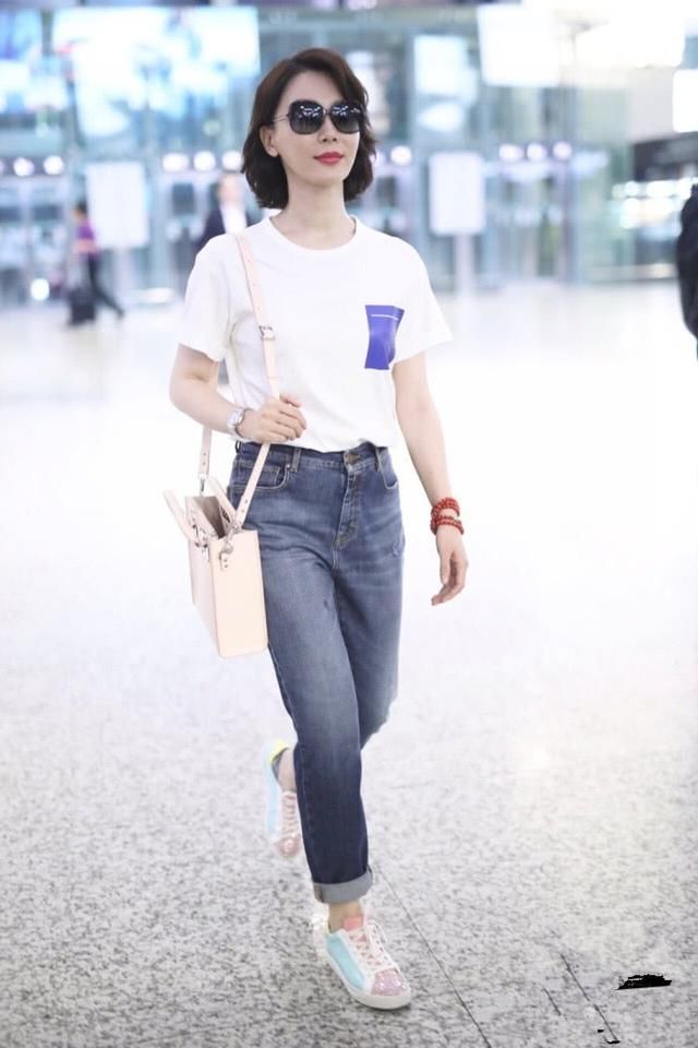 陈数穿白T配牛仔裤现身机场,瞬间嫩到飞起,网友:只有20岁吧!