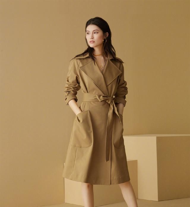 何穗身穿黑色吊带裙现身维密面试，气质十足，网友：仙姑白到发光