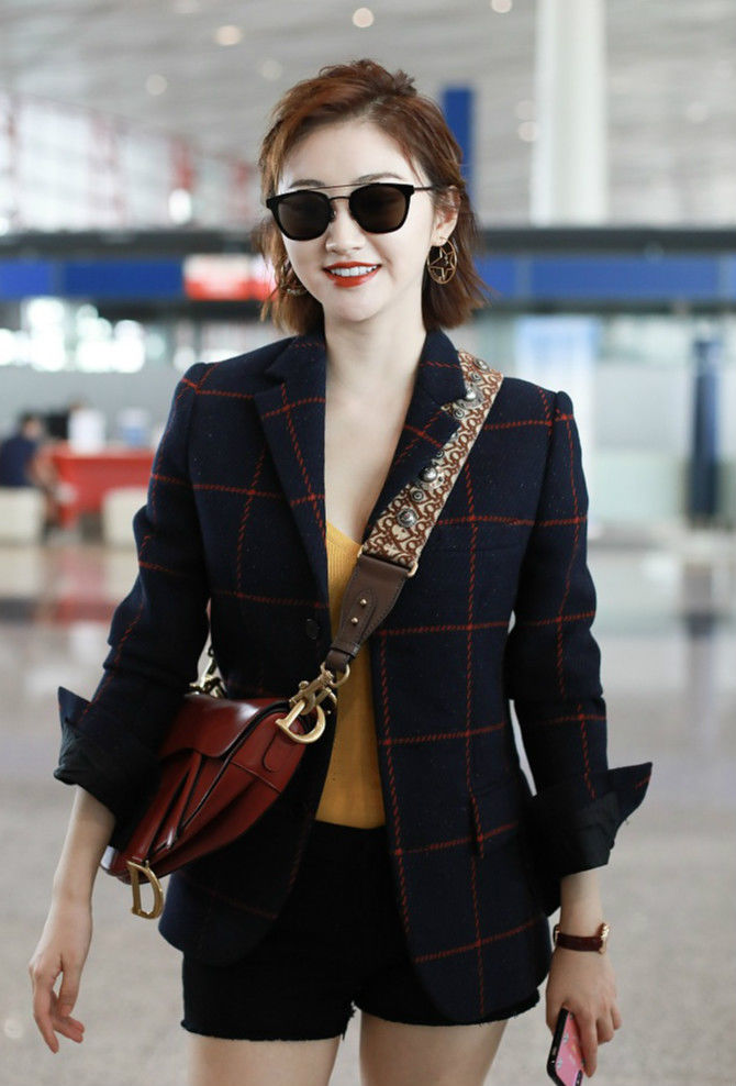 景甜顶着炸毛短发着低胸装出镜 烈焰红唇秀美腿御姐范十足