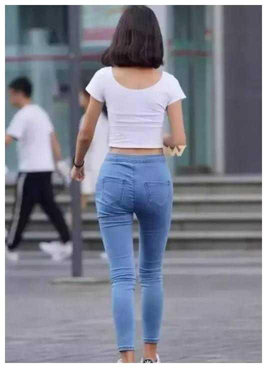 清纯小姐姐紧身牛仔裤秀出大长腿，简单穿搭走在哪都是焦点