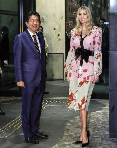 37岁的伊万卡：180cm个子穿10cm鞋，图四抱娃姿势霸气