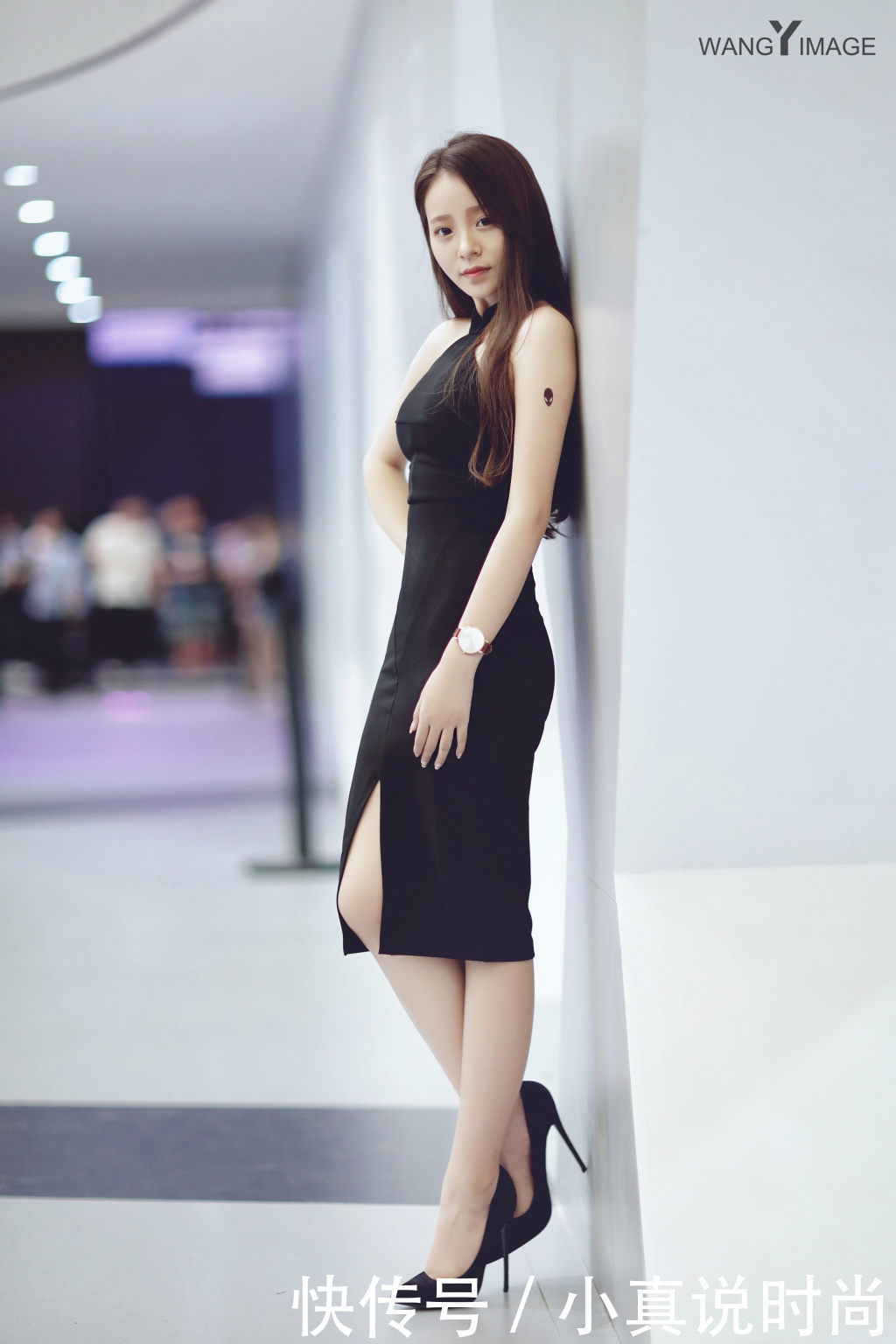 街拍:车展休息室里车模小姐姐,个个大长腿,白花花一片!!