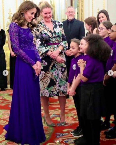 【 威斯敏斯特大教堂】这个举动却让人捏了把冷汗，凯特孔雀蓝礼服白金汉宫主场容光焕发