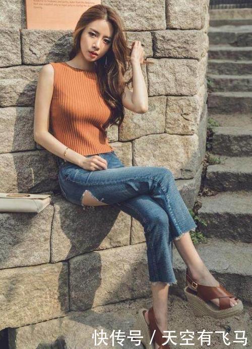 街拍；小姐姐身材苗条性感，身穿紧身牛仔裤优雅显瘦有气质！