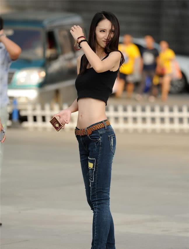 街拍:风情俏丽时尚的小姐姐,穿着看起来凸显出身材更加的高挑!