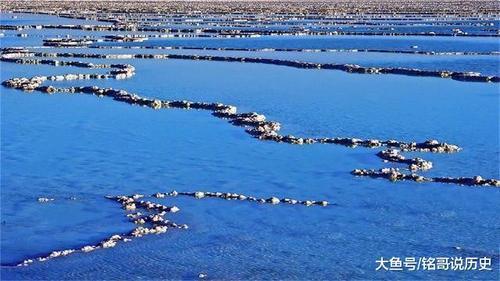 新疆沙漠中突然出现湖泊，水到底从哪儿来的，说出你会相信吗？