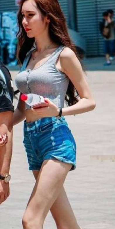 街拍：小姐姐包臀裙裹出完美身材，白色连衣裙的小姐姐活力满满!