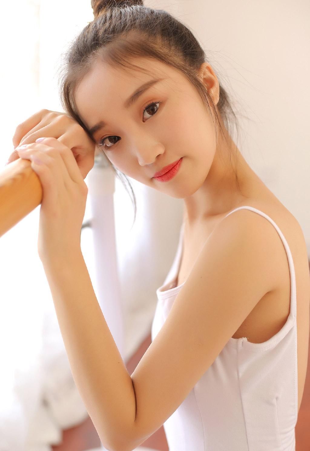 白丝美女吊带舞蹈服装性感图片